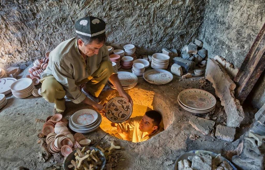 IN THE FOOTSTEPS OF THE GREAT SILK ROAD